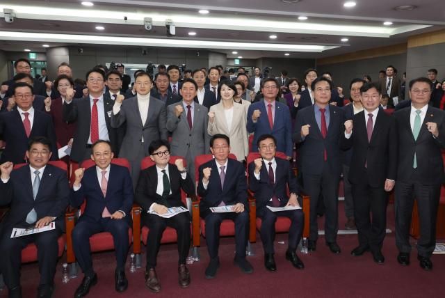 11일 국회 의원회관에서 열린 국민의힘-윤석열 정부 합동 전반기 국정성과 보고 및 향후 과제 토론회에서 한동훈 대표와 추경호 원내대표 방기선 국무조정실장맨 오른쪽과 성태윤 대통령실 비서실장오른쪽 두번째 등이 기념촬영을 하고 있다 사진연합뉴스