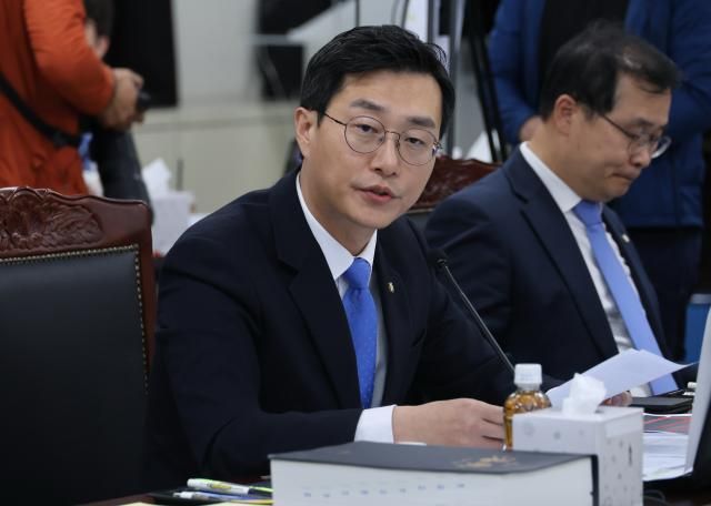 더불어민주당 장경태 의원이 17일 대구지검 신관 7층에서 열린 국회 법제사법위원회의 대구고검 대전고검 등 지역 고등·지방검찰청 13곳에 대한 국정감사에서 질의하고 있다 사진연합뉴스