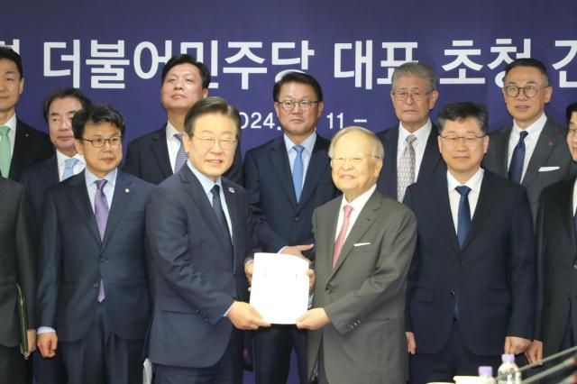 이재명 더불어민주당 대표왼쪽가 11일 서울 마포구 경총회관에서 손경식 한국경영자총협회 회장과 만나 기념촬영을 하고 있다 사진경총