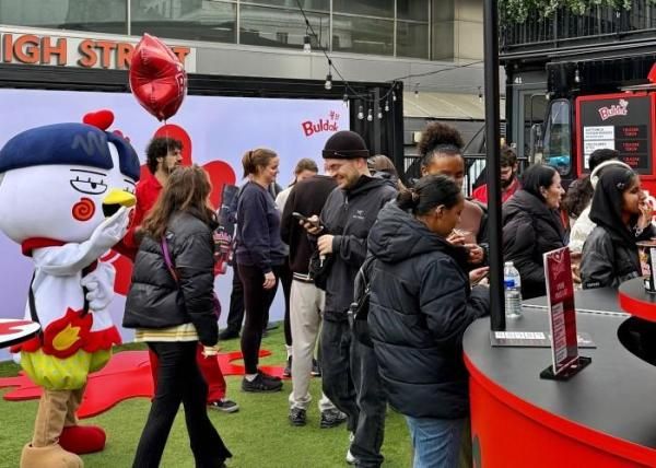 영국 런던 ‘소스 익스체인지’ 캠페인에 현지인들이 참가하고 있다 사진삼양라운드스퀘어