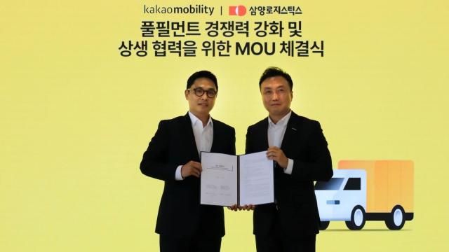 김태현 카카오모빌리티 에이전트 사업실장왼쪽과 강영봉 삼양로지스틱스 국내 사업 부문장오른쪽이 지난 5일 판교 소재 카카오모빌리티 사옥에서 ‘풀필먼트 경쟁력 강화 및 상생협력 업무협약MOU를 체결한뒤 기념사진을 촬영 하고 있다 사진카카오모빌리티