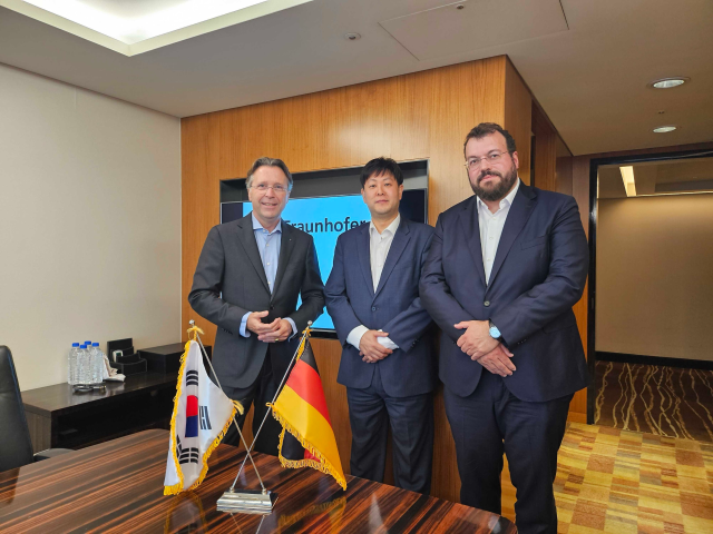 라다하임과 Fraunhofer IBMT이 업무협약을 체결한 후 기념사진을 촬영하고 있다 사진벤처기업협회 