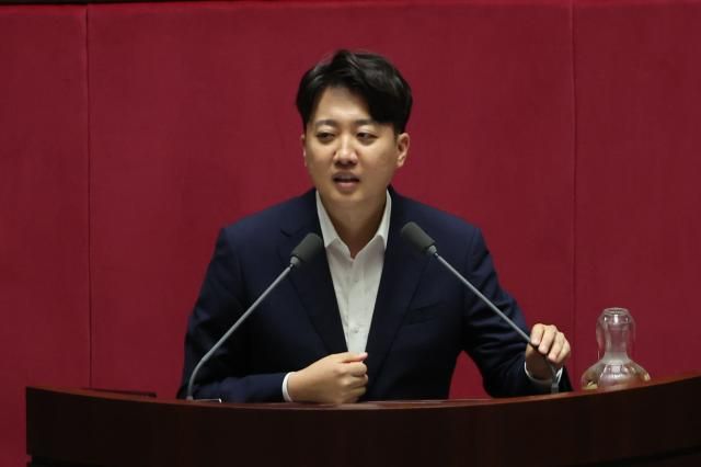 이준석 개혁신당 의원이 지난 7월 28일 오후 국회 본회의에서 방송4법 중 방송문화진흥회법에 대한 무제한토론을 하고 있다 사진연합뉴스