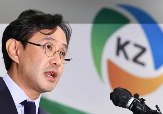 최윤범 고려아연 회장이 지난 10월 서울 용산구 그랜드하얏트호텔에서 열린 고려아연 기자회견에 참석해 발언하고 있다 사진연합뉴스 