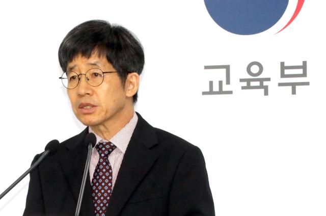 2025학년도 수학능력시험 최중철 출제위원장이 14일 오전 정부세종청사 교육부 브리핑실에서 수능 출제 원칙과 출제 방향 등에 관해 설명하고 있다 20241114 사진연합뉴스 
