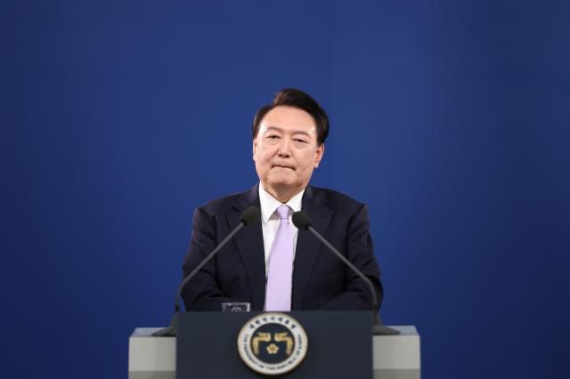 윤석열 대통령이 7일 오전 서울 용산 대통령실 청사 브리핑실에서 열린 대국민담화 및 기자회견에서 취재진의 질문을 듣고 있다 사진연합뉴스
