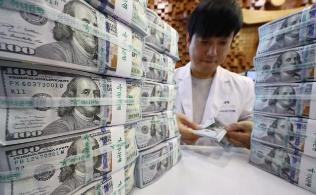 13일 서울 중구 하나은행 위·변조 대응센터에서 직원이 달러를 정리하고 있다 사진연합뉴스