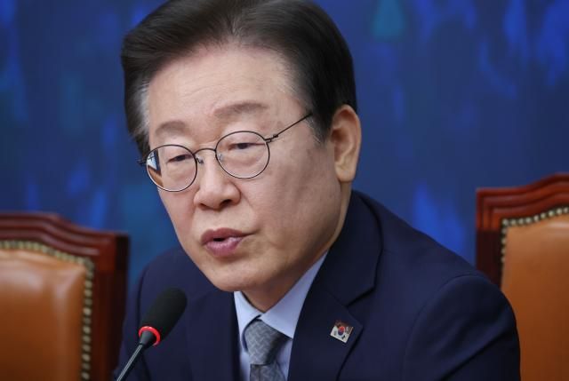 이재명 더불어민주당 대표가 15일 국회에서 열린 최고위원회의에서 발언을 하고 있다 이날 오후에는 이 대표의 공직선거법 위반 혐의 사건에 대한 1심 선고 공판이 예정돼 있다 사진연합뉴스