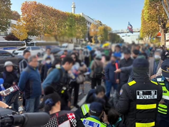 15일 서울 서초동 서울중앙지검 앞 집회 현장에서 이재명 더불어민주당 대표 1심 선고 결과를 들은 한 시민이 기절해 사람들이 모여 있다 사진황도은 수습기자 