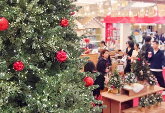 크리스마스 마켓 펼치는 신세계백화점 강남점 서울연합뉴스 신세계백화점이 실내에서도 환상적인 연말 분위기를 이어가기 위해 처음으로 서울 강남구 신세계백화점 강남점 내부에 크리스마스 마켓 팝업스토어를 운영한다고 3일 밝혔다 사진은 신세계백화점 강남점에서 운영하는 크리스마스 마켓 팝업스토어의 모습 2024113 신세계백화점 제공 재판매 및 DB 금지 photoynacokr2024-11-03 060005 저작권자 ⓒ ㈜연합뉴스 무단 전재 재배포 금지 AI 학습 및 활용 금지저작권자 ⓒ ㈜연합뉴스 무단 전재 재배포 금지 AI 학습 및 활용 금지