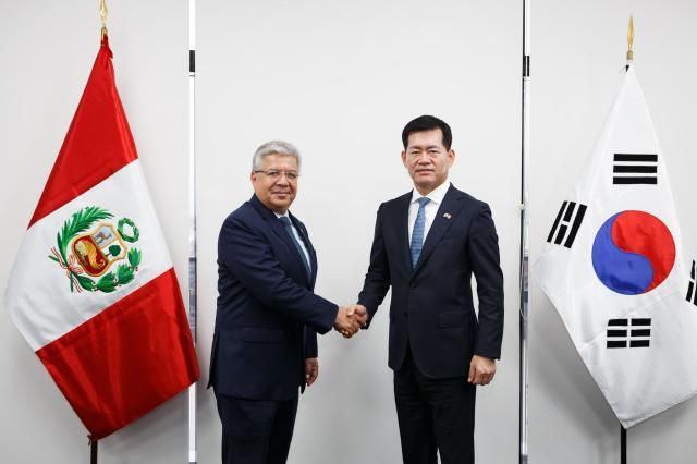 석종건 방위사업청장이 지난 16일현지시간 페루 국방부에서 발테르 아스뚜디요 페루 국방장관을 면담한 후 기념 촬영을 하고 있다 사진방위사업청 