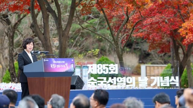 강정애 국가보훈부 장관이 17일 오전 대전 유성구 국립대전현충원에서 열린 제85회 순국선열의 날 기념식에 참석하여 기념사를 하고 있다 사진국가보훈부 