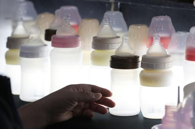 지난달 오전 서울 강남구 세텍에서 열린 2024 서울 하이 베이비페어에서 참관객이 육아 용품을 둘러보고 있다 