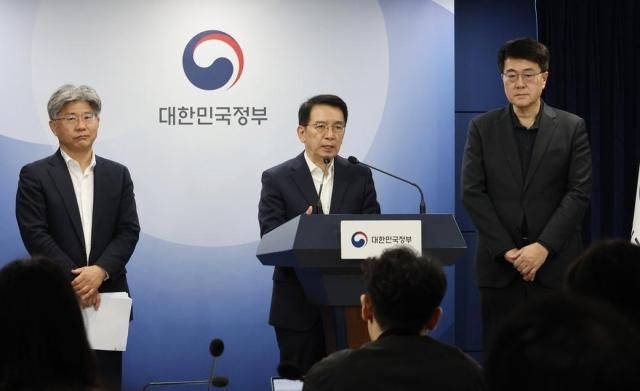 이정희 배달플랫폼-입점업체 상생협의체 위원장이 지난 14일 서울 종로구 정부서울청사에서 제12차 회의 결과를 브리핑하고 있다 사진연합뉴스 