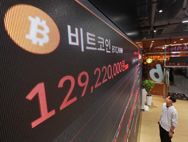 도널드 트럼프 전 대통령 당선 이후 고공 행진을 하고 있는 비트코인이 6일 만에 다시 사상 최고치를 경신했다 사진은 20일 오후 서울 서초구 빗썸라운지 강남점에 비트코인 실시간 거래 가격 현황판 모습&nbsp;사진연합뉴스