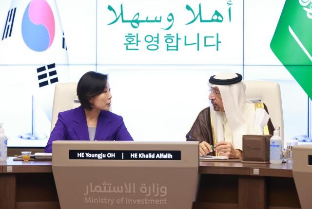 오영주 중소벤처기업부 장관왼쪽이 지난 4일 사우디아라비아 리야드에서 칼리드 빈 압둘아지즈 알 팔레 투자부 장관을 만나 양국 협력 강화 방안을 논의하고 있다 사진연합뉴스