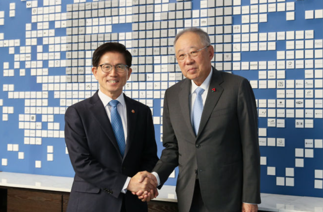 류진 한국경제인협회 회장오른쪽이 21일 오후 2시 서울 영등포구 FKI타워에서 김문수 고용노동부 장관왼쪽을 만나 저출생·고령화 근로시간 등 주요 노동 현안의 대응 방향에 대한 의견을 나눴다 사진 한경협