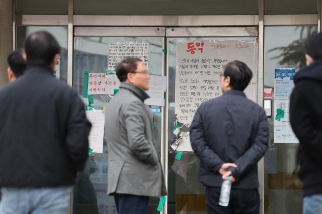 동덕여대 교무처장인 이민주 비상대책위원장 및 처장단이 21일 오전 총학생회-처장단 면담이 열리는 서울 성북구 동덕여대 약학관 앞에서 문이 열리기를 기다리고 있다 사진연합뉴스 