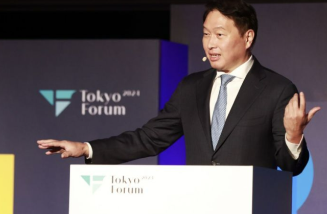 최태원 SK그룹 회장이 22일 일본 도쿄대에서 열린 도쿄포럼 2024에서 개회사를 하고 있다 사진SK그룹 