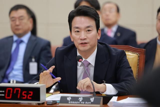 박장범 한국방송공사KBS 사장 후보자가 19일 오전 서울 여의도 국회 과학기술정보방송통신위원회에서 열린 인사청문회에 출석해 의원 질의에 답하고 있다 20241119사진유대길 기자 dbeorlf123ajunewscom