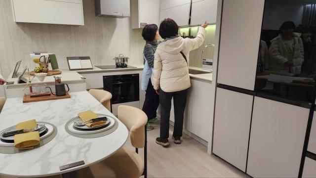 22일 오전 서울 노원구 월계동 서울원 아이파크 갤러리견본주택에서 방문객들이 전용면적 84㎡B 유닛 주방을 살펴보고 있다 20241122 사진조현미 기자 hmchoajunewscom