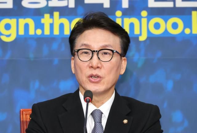 더불어민주당 김민석 최고위원이 24일 오전 국회에서 열린 기자간담회에서 발언하고 있다 사진 연합뉴스 