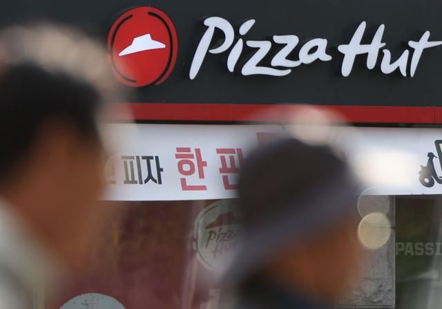 한국피자헛 회생절차 개시 신청 서울연합뉴스 이지은 기자 가맹점주들이 제기한 소송에서 패소해 수백억원을 배상하게 된 한국피자헛이 법원에 기업회생을 신청했다 한국피자헛은 일부 점주의 가맹본부 계좌 압류 등 조치로 발생한 일시적인 운영상 어려움을 해소하기 위한 조치라고 밝혔다 사진은 5일 오후 서울시내 한 피자헛 매장 2024115 jieunleeynacokr2024-11-05 152956 저작권자 ⓒ ㈜연합뉴스 무단 전재 재배포 금지 AI 학습 및 활용 금지저작권자 ⓒ ㈜연합뉴스 무단 전재 재배포 금지 AI 학습 및 활용 금지