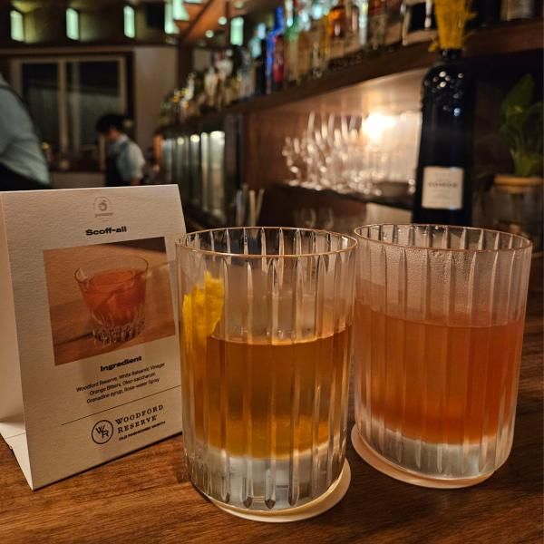 서울 종로구에 있는 바bar 뽐POMME은 이달 127일 우드포드 리저브 올드패션드 먼스에 참여했다 사진 왼쪽은 뽐 스타일로 재해석한 올드패션드 칵테일 스코프-올Scoff-all 사진홍승완 기자