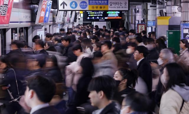 서울 지역에 많은 눈이 내린 27일 오후 서울 지하철 1호선 서울역 탑승장이 퇴근길 이용객들로 붐비고 있는 모습 사진연합뉴스