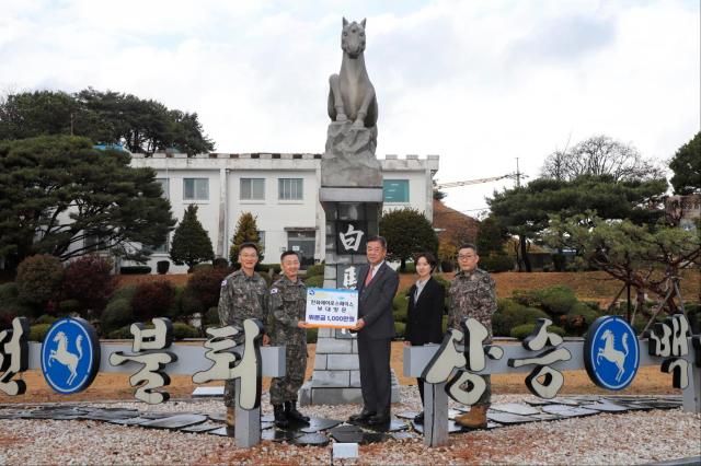 지난&nbsp;26일 육군&nbsp;9사단&nbsp;백마부대에서&nbsp;강준서&nbsp;한화에어로스페이스&nbsp;임원오른쪽에서 세번째과&nbsp;박진원&nbsp;9사단장왼쪽에서&nbsp;두번째&nbsp;등&nbsp;양측&nbsp;관계자들이&nbsp;위문금 전달 후&nbsp;기념촬영을&nbsp;하고&nbsp;있다 사진한화에어로