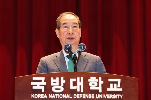 한덕수 국무총리가 28일 오전 충남 논산시 국방대학교 컨벤션센터에서 열린 국방대학교 안보과정 졸업식에서 축사하고 있다 사진연합뉴스
