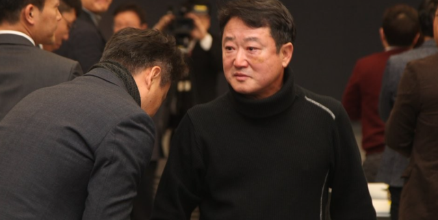 이웅열 당시 코오롱 회장이 2018년 11월 28일 오전 서울 마곡동 코오롱원앤온리타워에서 퇴임을 발표 후 임직원과 인사하며 눈물을 글썽이고 있다 사진코오롱그룹