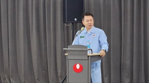 지난 1일 경북 구미 공단동에 있는 농심 구미공장에서 김상훈 공장장이 공장 연혁을 소개하고 있다 사진홍승완 기자