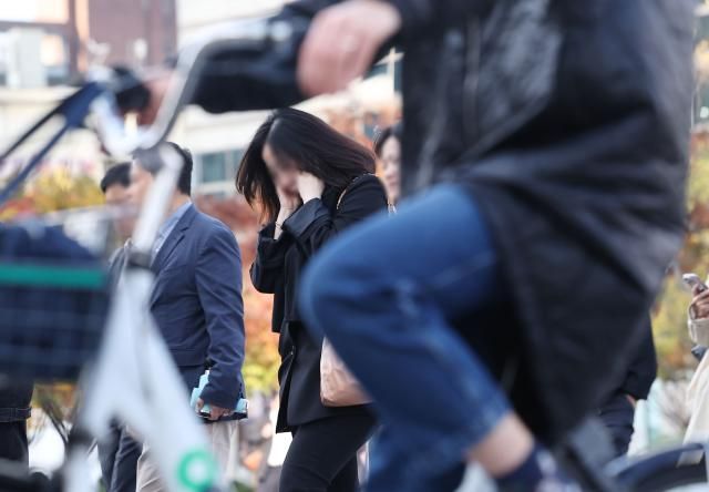 날씨가 추워졌다 서울연합뉴스 류영석 기자 쌀쌀한 아침 기온을 보이는 5일 오전 서울 광화문광장에서 시민들이 두꺼운 옷차림을 한 채 걸어가고 있다 2024115 ondolynacokr2024-11-05 092513 저작권자 ⓒ ㈜연합뉴스 무단 전재 재배포 금지 AI 학습 및 활용 금지저작권자 ⓒ ㈜연합뉴스 무단 전재 재배포 금지 AI 학습 및 활용 금지