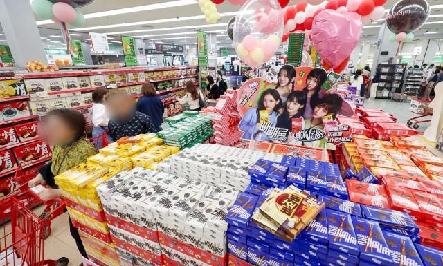 빼빼로로 빼곡한 마트 서울연합뉴스 김도훈 기자 빼빼로데이11일를 1주일 가량가량 앞둔 3일 오전 서울 용산구의 한 대형마트에 걸그룹 뉴진스를 모델로 한 과자들이 진열돼 있다 2024113 superdoo82ynacokr2024-11-03 143000 저작권자 ⓒ ㈜연합뉴스 무단 전재 재배포 금지 AI 학습 및 활용 금지저작권자 ⓒ ㈜연합뉴스 무단 전재 재배포 금지 AI 학습 및 활용 금지