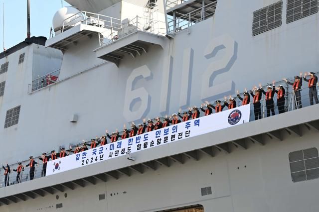 육·해·공군·국군간호사관생도들이 4일 창원 진해 군항에서 대형수송함 마라도함LPH에 편승해 출항하며 손을 흔들고 있다 사진해군 