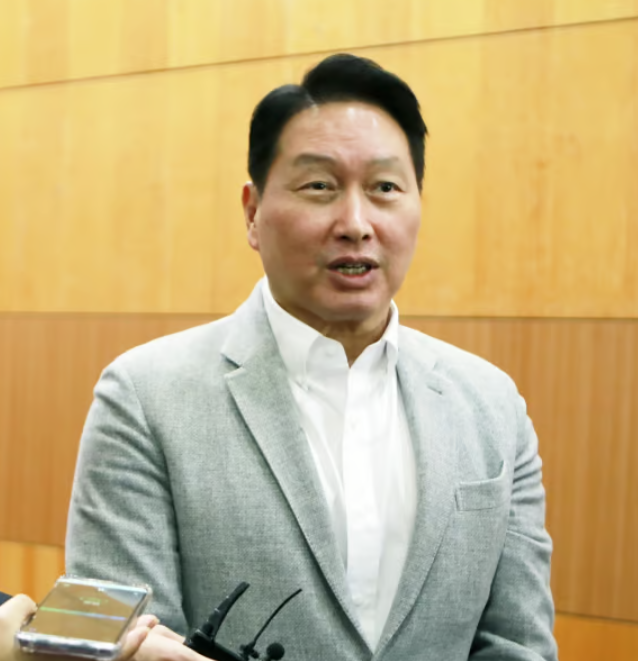 최태원 SK그룹 회장이 4일 서울 강남구 코엑서에서 열린 SK AI 서밋SUMMIT 2024에서 기자들과 만나 질의응답하고 있다 사진SK그룹 