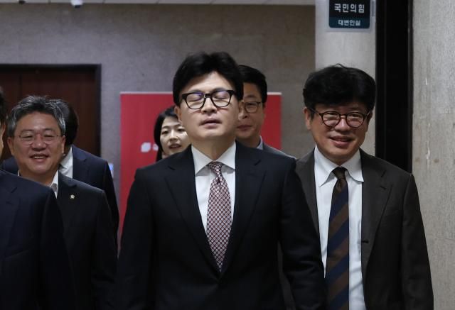 한동훈 국민의힘 대표가운데가 4일 오전 국회에서 열린 최고위원회의에 참석하기 위해 이동하고 있다 사진연합뉴스