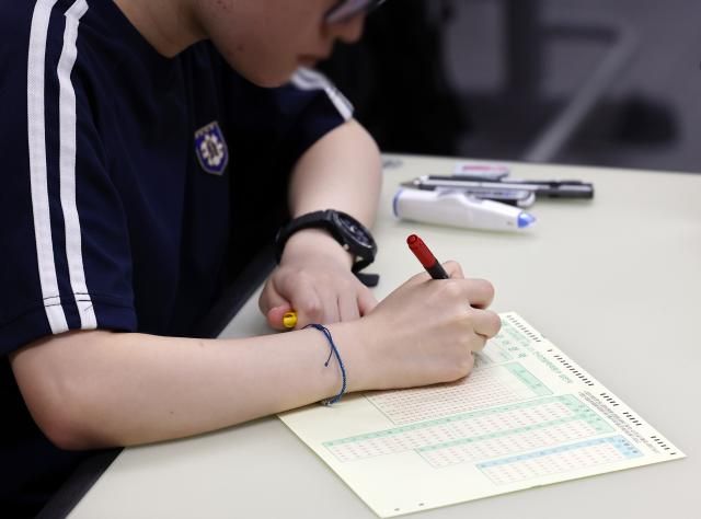 수능을 30일 앞두고 10월 고3 전국연합학력평가가 치러진 15일 오전 경기 수원시 효원고등학교 3학년 학생들이 답안지에 이름을 적고 있다 20241015 사진연합뉴스 