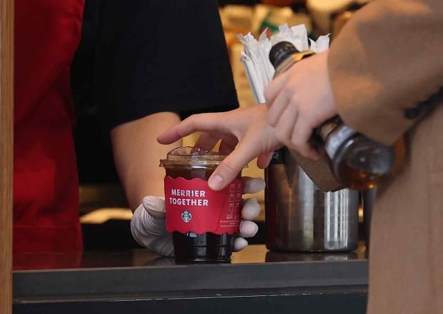 아이스음료 톨사이즈 가격인상한 스타벅스 서울연합뉴스 서대연 기자 스타벅스 아이스음료 11종 톨사이즈 가격이 오늘 1일부터 200원 인상된다 가격 인상 대상은 커피류가 아닌 블렌디드 음료 2종과 프라푸치노 6종 피지오 1종 리프레셔 2종 등으로 모두 200원씩 인상된다 사진은 이날 서울 시내 한 스타벅스 매장 2024111 dwiseynacokr2024-11-01 143048 저작권자 ⓒ ㈜연합뉴스 무단 전재 재배포 금지 AI 학습 및 활용 금지저작권자 ⓒ ㈜연합뉴스 무단 전재 재배포 금지 AI 학습 및 활용 금지