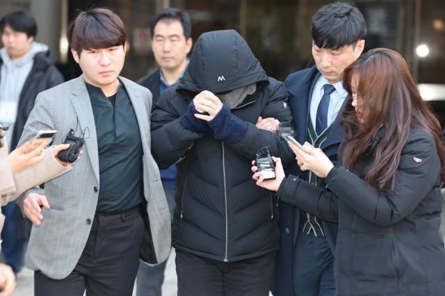 반도체 핵심 기술을 중국에 유출한 혐의를 받는 삼성전자 전 수석연구원 A씨가 지난 1월 16일 오전 서울 서초구 서울중앙지방법원에서 열린 구속 전 피의자 심문영장실질심사을 마친 뒤 법원을 빠져나가고 있다 사진연합뉴스