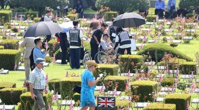 2023년 7월 27일 오전 부산 남구 유엔기념공원에서 정전70주년을 맞아 한국에 방한 중인 6·25전쟁 유엔 참전용사들이 전우의 묘역을 참배하고 있다 사진연합뉴스 