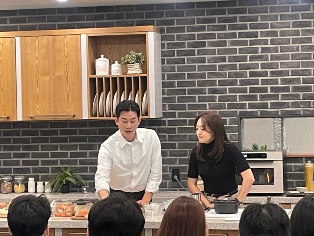 임희원 셰프왼쪽가 6일 서울 영등포 소재 키친 스튜디오에서 스마트한 주방 경험을 선보이는 삼성 비스포크 AI 키친 쿠킹쇼를 진행하는 모습이다 사진이효정 기자