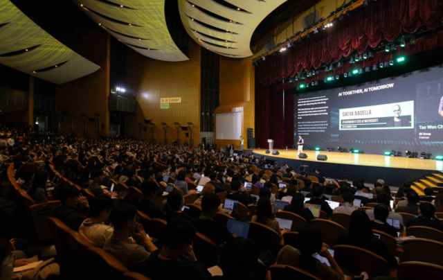 최태원 SK회장이 4일 오전 서울 강남구 코엑스에서 열린 ‘SK AI 서밋’에서 ‘함께하는 AI 내일의 AI’를 주제로 기조 연설을 하고 있다 사진SK 