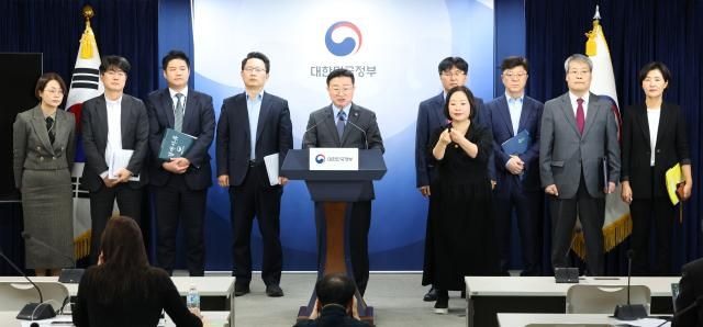 딥페이크 대응 범정부 TF 단장인 김종문 국무조정실 국무1차장이 6일 오후 정부서울청사에서 딥페이크 성범죄 대응 강화 방안을 발표하고 있다정부는 딥페이크 성범죄를 뿌리 뽑기 위해 위장-비공개 수사를 실시하는 한편 제작·유포자에 대한 처벌 강화 검거 전 범죄수익 몰수 및 전담검사 확대 등 수사력 강화 피해자 보호를 위한 삭제 지원 강화 등의 내용을 발표했다사진연합뉴스