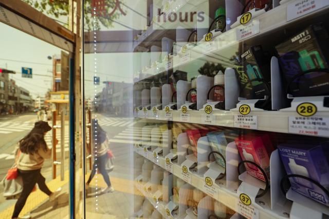 규제 사각지대 노린 액상 전자담배 한국 단독 출시하나 서울연합뉴스 임화영 기자 9일 서울 마포구의 한 무인 전자담배 판매점에 설치된 자동판매기에 합성니코틴 액상형 전자담배가 진열돼있다 글로벌 담배회사 브리티시 아메리칸 토바코BAT그룹은 이르면 올해 3분기 합성니코틴 액상형 전자담배 신제품 출시를 예고했다 202459 hwayoung7ynacokr2024-05-09 154841 저작권자 ⓒ ㈜연합뉴스 무단 전재 재배포 금지 AI 학습 및 활용 금지저작권자 ⓒ ㈜연합뉴스 무단 전재 재배포 금지 AI 학습 및 활용 금지