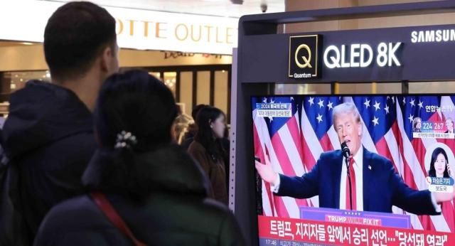 지난 6일 오후 서울역에서 시민들이 미국 공화당 대통령 후보인 도널드 트럼프 전 대통령의 11·5 미국 대통령 선거 승리 선언 방송을 보고 있다 사진연합뉴스 