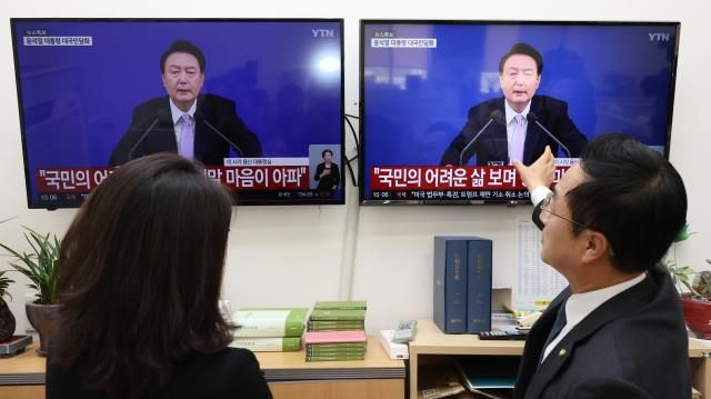 박성준 더불어민주당 원내수석부대표오른쪽와 관계자가 7일 오전 국회에서 윤석열 대통령의 대국민 담화를 시청하고 있다 사진연합뉴스