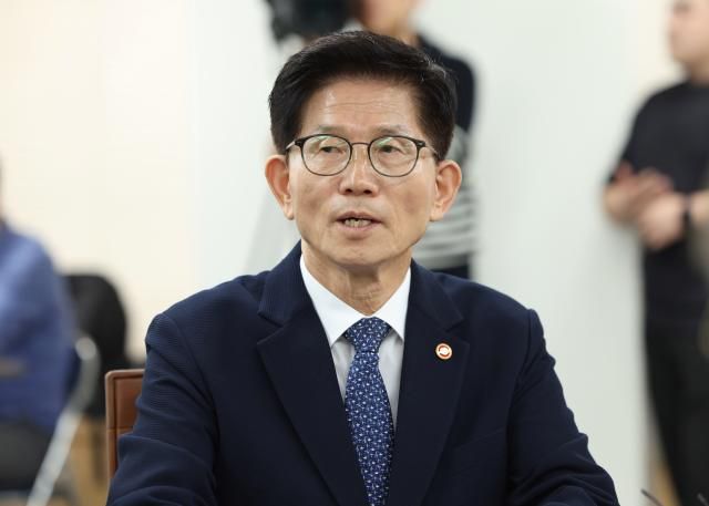 4일 오전 서울 종로구 대통령 직속 사회적 대화기구 경제사회노동위원회에서 열린 노사정대표자 회의에서 김문수 고용노동부 장관이 발언하고 있다 2024104 사진연합뉴스 