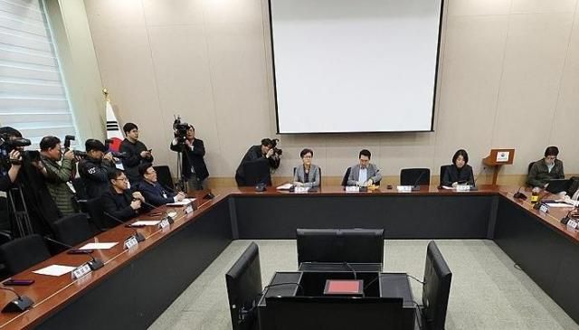 지난 7일 오후 서울 정부서울청사 별관에서 열린 배달플랫폼-입점업체 상생협의체 제11차 회의에 참석한 이정희 위원장과 관계자들이 회의 시작을 기다리고 있다 사진연합뉴스 